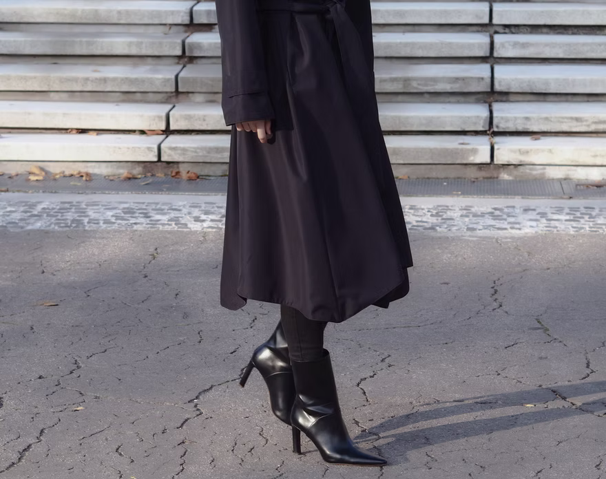 Black Raincoat in Nanomembrane waterproof fabric